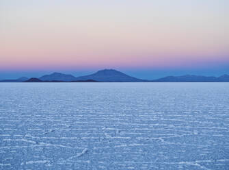 Blick auf den Salar de Uyuni, den größten Salzsee der Welt, bei Sonnenaufgang, Provinz Daniel Campos, Departement Potosi, Bolivien, Südamerika - RHPLF09059