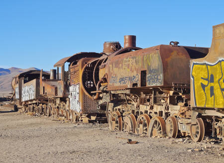 Blick auf den Eisenbahnfriedhof, Uyuni, Provinz Antonio Quijarro, Departement Potosi, Bolivien, Südamerika - RHPLF09061