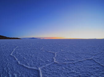 Blick auf den Salar de Uyuni, den größten Salzsee der Welt, bei Sonnenaufgang, Provinz Daniel Campos, Departement Potosi, Bolivien, Südamerika - RHPLF09062
