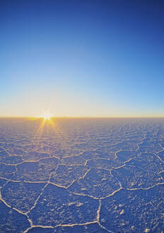 Blick auf den Salar de Uyuni, den größten Salzsee der Welt, bei Sonnenaufgang, Provinz Daniel Campos, Departement Potosi, Bolivien, Südamerika - RHPLF09063