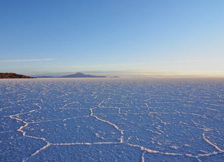 Blick auf den Salar de Uyuni, den größten Salzsee der Welt, bei Sonnenaufgang, Provinz Daniel Campos, Departement Potosi, Bolivien, Südamerika - RHPLF09064