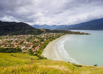 Erhöhte Ansicht der Praia Barequecaba mit der Insel Ilhabela im Hintergrund, Bundesstaat Sao Paulo, Brasilien, Südamerika - RHPLF09076