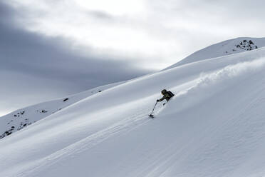 Mann abseits der Piste - JOHF00162