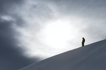 Mann abseits der Piste - JOHF00163