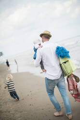 Father with children walking at beach - JOHF00174