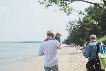 Family walking at beach - JOHF00175