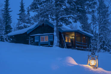 Holzhäuschen in Winterlandschaft - JOHF00200