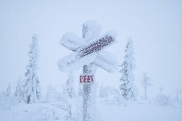 Schneebedecktes Loipenschild - JOHF00204