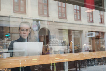 Frau arbeitet am Laptop - JOHF00212