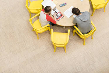 Teenager in der Bibliothek - JOHF00265