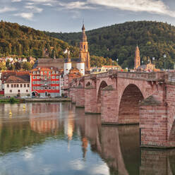 Altstadt mit Karl-Theodor-Brücke (Alte Brücke), Tor und Heilig-Geist-Kirche, Neckar, Heidelberg, Baden-Württemberg, Deutschland, Europa - RHPLF09106