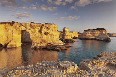 Felsensäulen, Naturdenkmal, Felsenküste bei Sonnenaufgang, Sant'Andrea, Adriatisches Meer, Provinz Lecce, Salentinische Halbinsel, Apulien, Italien, Mittelmeer, Europa - RHPLF09113