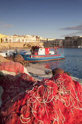 Fischerboote und Fischernetz im Hafen, Altstadt, Gallipoli, Provinz Lecce, Salentinische Halbinsel, Apulien, Italien, Mittelmeer, Europa - RHPLF09114