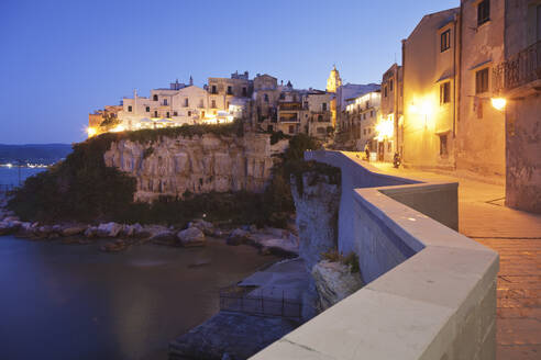 Altstadt mit Kathedrale, Vieste, Gargano, Provinz Foggia, Apulien, Italien, Mittelmeer, Europa - RHPLF09119