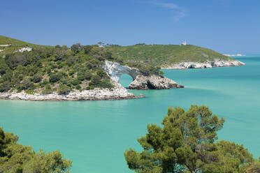 Bucht Cala San Felice mit Felsbogen Architiello di San Felice, Gargano, Provinz Foggia, Apulien, Italien, Mittelmeer, Europa - RHPLF09120