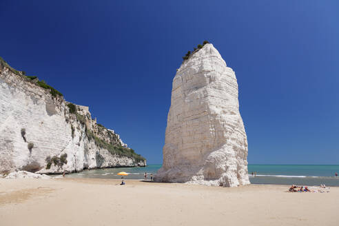 Pizzomunno-Felsen, Strand von Castello, Vieste, Gargano, Provinz Foggia, Apulien, Italien, Mittelmeer, Europa - RHPLF09121