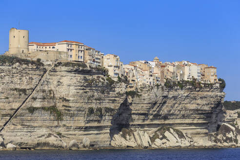 Alte Zitadelle, mit Aragon-Treppe, auf den Klippen, vom Meer aus, Bonifacio, Korsika, Frankreich, Mittelmeer, Europa - RHPLF09133