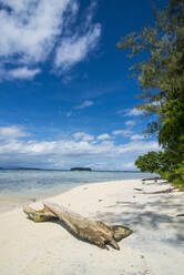 Türkisfarbenes Wasser und ein weißer Strand auf der Weihnachtsinsel, Buka, Bougainville, Papua-Neuguinea, Pazifik - RHPLF09141