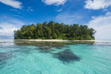 Türkisfarbenes Wasser und ein weißer Strand auf der Weihnachtsinsel, Buka, Bougainville, Papua-Neuguinea, Pazifik - RHPLF09143