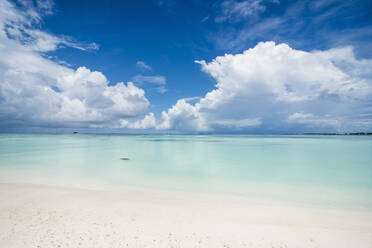 Weißer Sand und türkisfarbenes Wasser in der wunderschönen Lagune von Funafuti, Tuvalu, Südpazifik - RHPLF09150