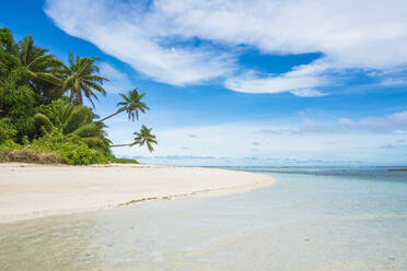 Weißer Sandstrand und türkisfarbenes Wasser, Meeresnationalpark, Tuvalu, Südpazifik - RHPLF09152