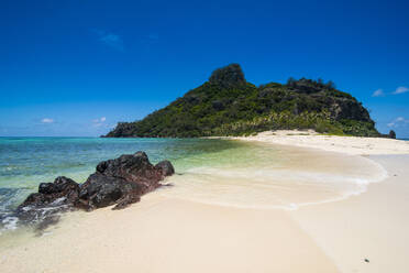 Schöner weißer Sandstrand auf Monuriki (Cast Away Island), Mamanuca Islands, Fidschi, Südpazifik - RHPLF09154