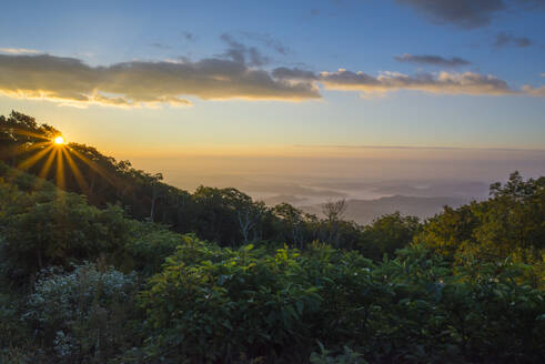 Sonnenaufgang über den Blue Ridge Mountains, North Carolina, Vereinigte Staaten von Amerika, Nordamerika - RHPLF09171