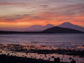 Sonnenuntergang, Blick von Bali nach Java, Indonesien, Südostasien, Asien - RHPLF09181