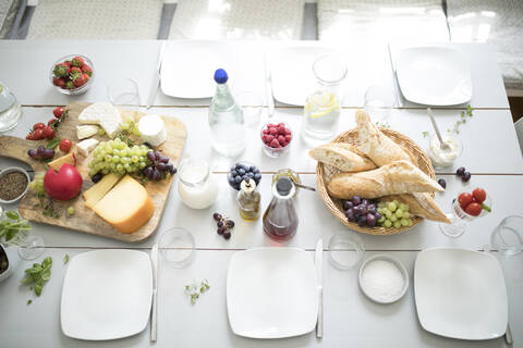 Gedeckter Tisch mit Obst, Käse und Brot, lizenzfreies Stockfoto