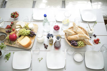 Gedeckter Tisch mit Obst, Käse und Brot - MJFKF00020