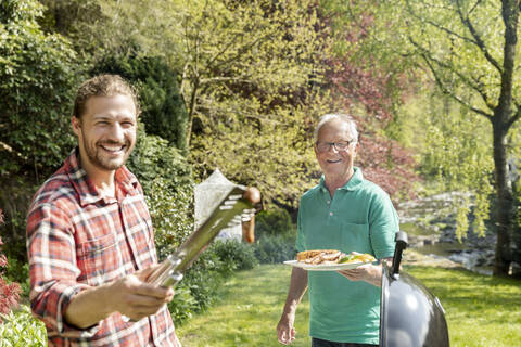 Porträt eines glücklichen Mannes bei einem Familiengrillfest im Garten, lizenzfreies Stockfoto