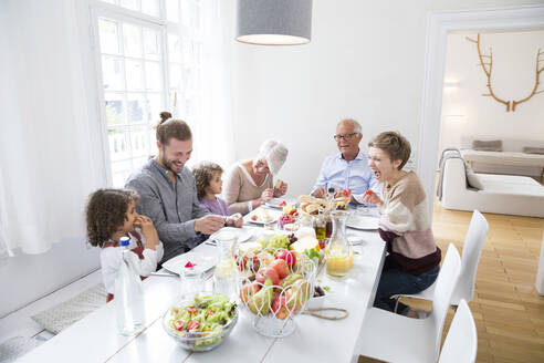 Glückliche Großfamilie beim Mittagessen zu Hause - MJFKF00108