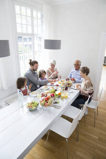 Glückliche Großfamilie beim Mittagessen zu Hause - MJFKF00109