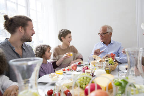 Glückliche Großfamilie beim Mittagessen zu Hause, lizenzfreies Stockfoto