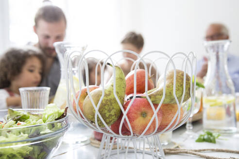 Großfamilie beim gesunden Mittagessen zu Hause - MJFKF00117