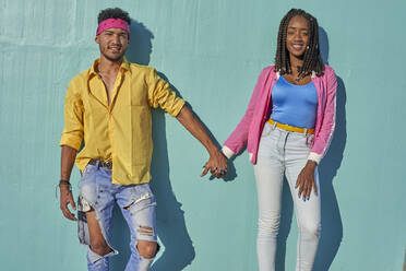 Young black lovers posing in front of a blue wall - VEGF00677