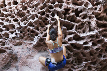Junge asiatische Frau klettert in einer Felswand - JPTF00304