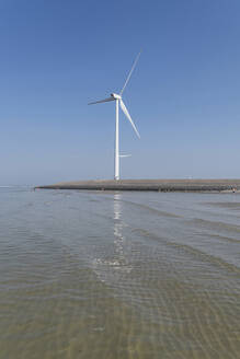 Windrad an der niederländischen Küste - CHPF00577