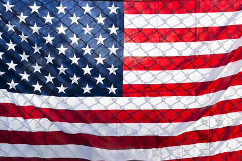 US-Amerikanische Flagge am Zaun, Nahaufnahme - JPTF00318