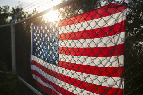 US-Amerikanische Flagge auf Stacheldrahtzaun, Nahaufnahme - JPTF00319