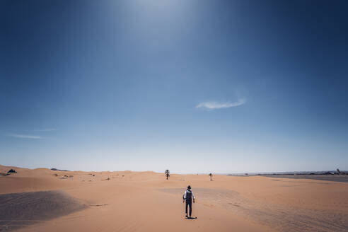 Einsamer Mann mit Hut in den Dünen der Wüste von Marokko - OCMF00716