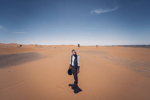 Mann mit Bart und Hut in den Dünen der Wüste von Marokko - OCMF00717