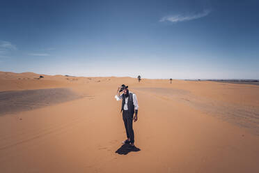 Mann mit Bart und Hut in den Dünen der Wüste von Marokko - OCMF00719
