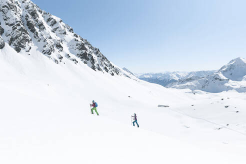 Pärchen beim Skitourengehen in den Bergen, Kühtai, Tirol, Österreich - CVF01497