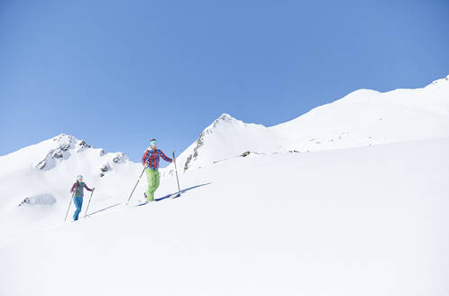 Pärchen beim Skitourengehen in den Bergen, Kühtai, Tirol, Österreich - CVF01499