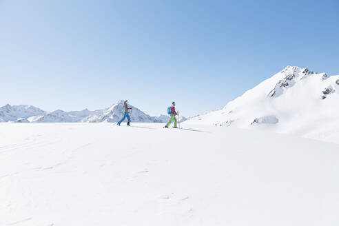 Pärchen beim Skitourengehen in den Bergen, Kühtai, Tirol, Österreich - CVF01500