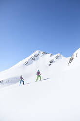 Pärchen beim Skitourengehen in den Bergen, Kühtai, Tirol, Österreich - CVF01507