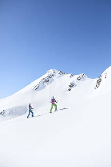 Pärchen beim Skitourengehen in den Bergen, Kühtai, Tirol, Österreich - CVF01507