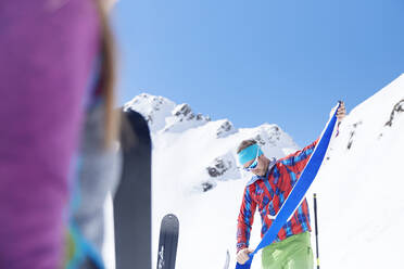 Skitourengeher beim Entfernen des Fells vom Ski in den Bergen, Kühtai, Tirol, Österreich - CVF01513