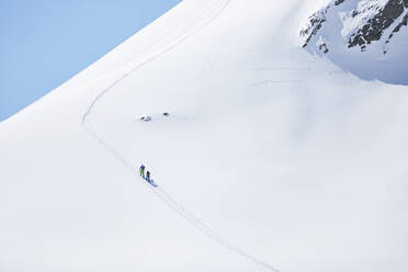 Couple ski touring in the mountains, Kuehtai, Tyrol, Austria - CVF01514